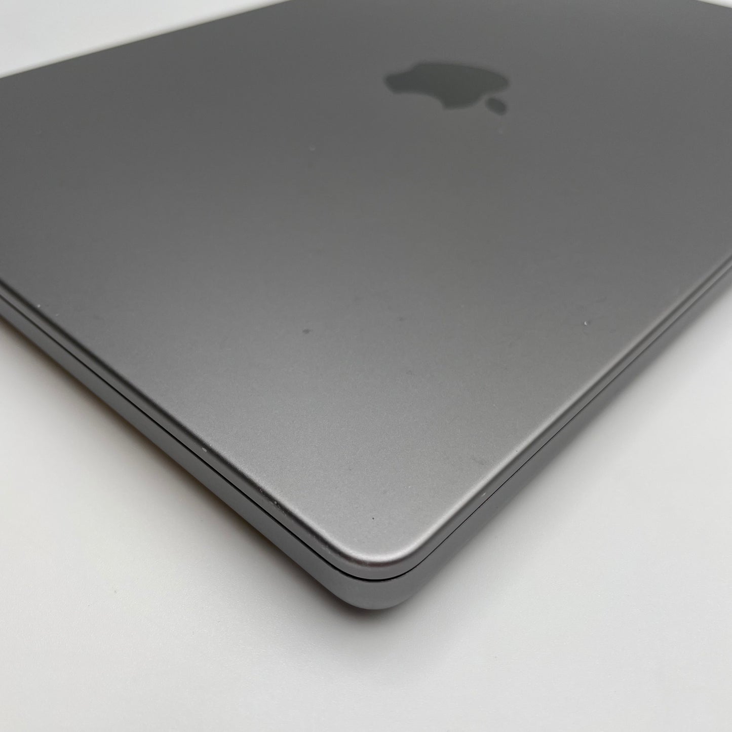 Begagnad MacBook Pro 14" 2021 - M1 Pro - 16GB - 512GB - Rymdgrå