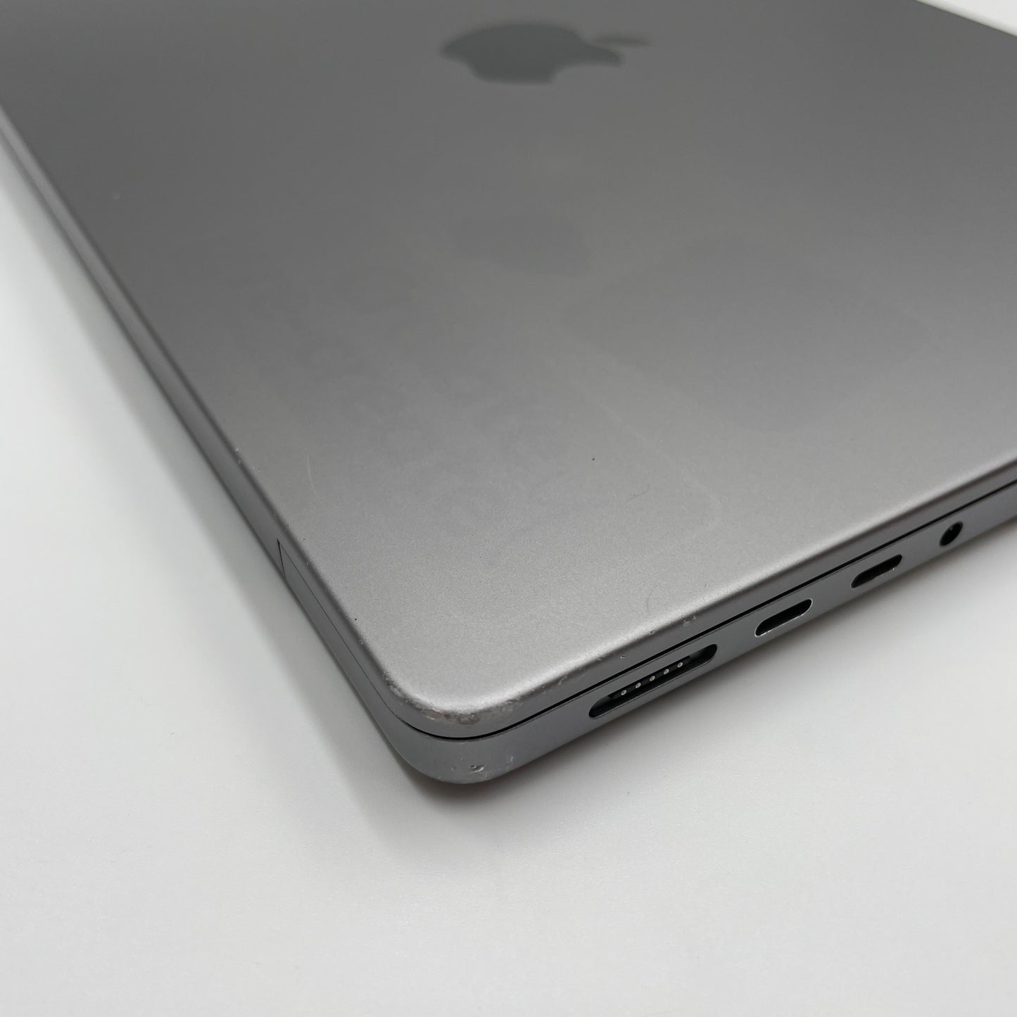 Begagnad MacBook Pro 14" 2021 - M1 Pro - 32GB - 1TB - Rymdgrå