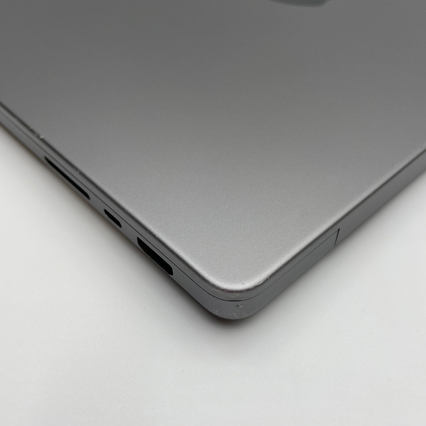 Begagnad MacBook Pro 14" 2021 - M1 Pro - 32GB - 1TB - Rymdgrå
