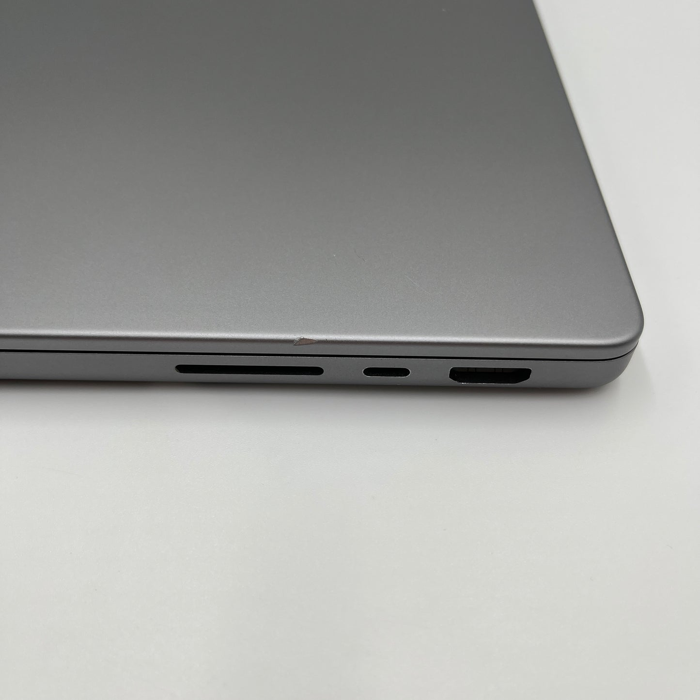 Begagnad MacBook Pro 14" 2021 - M1 Pro - 16GB - 512GB - Rymdgrå