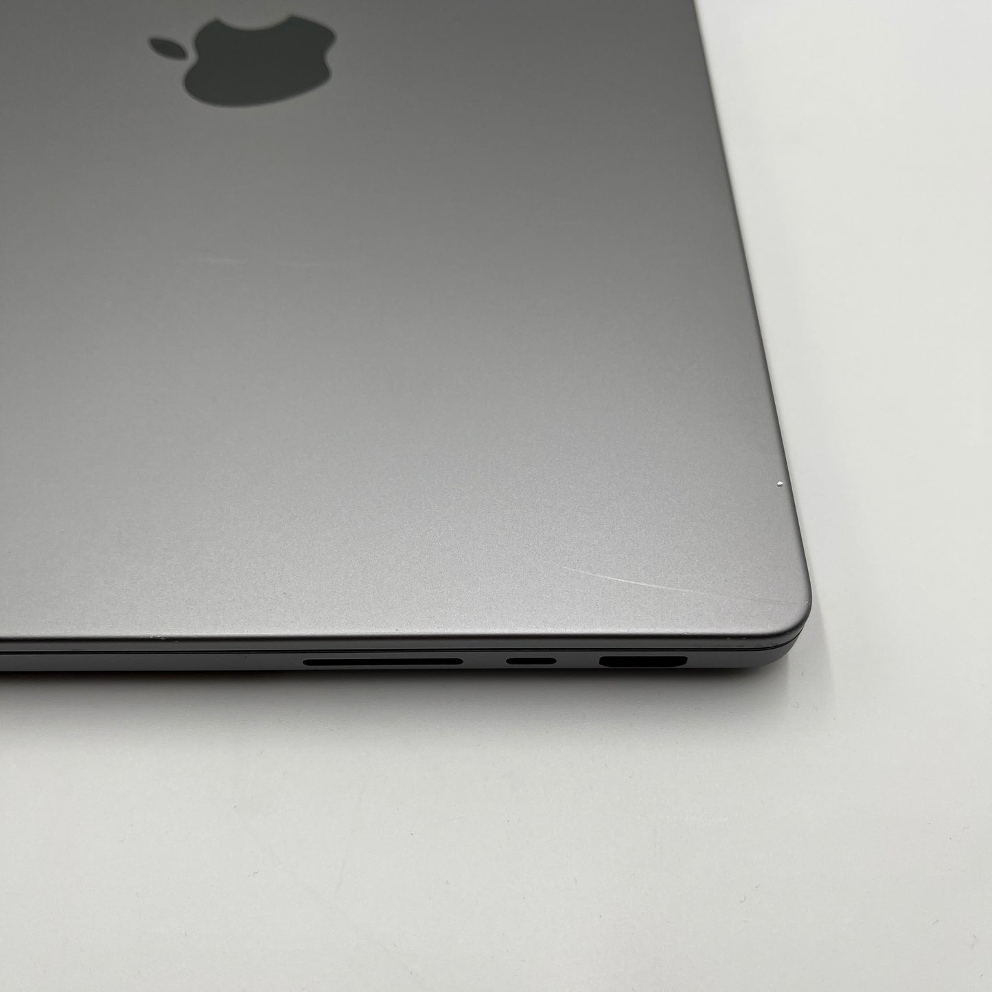 Begagnad MacBook Pro 14" 2021 - M1 Pro - 16GB - 512GB - Rymdgrå