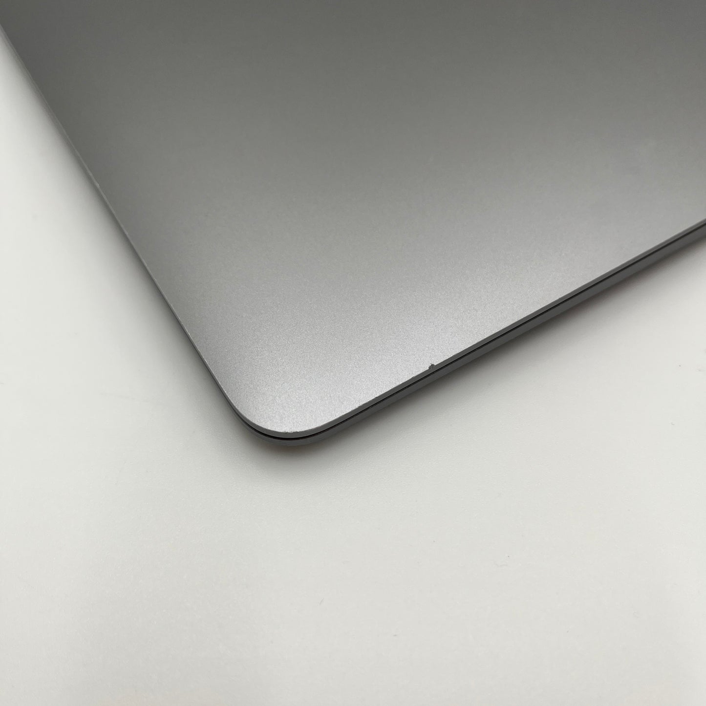 Begagnad MacBook Air 13" 2020 - M1 - 8GB - 256GB - Rymdgrå