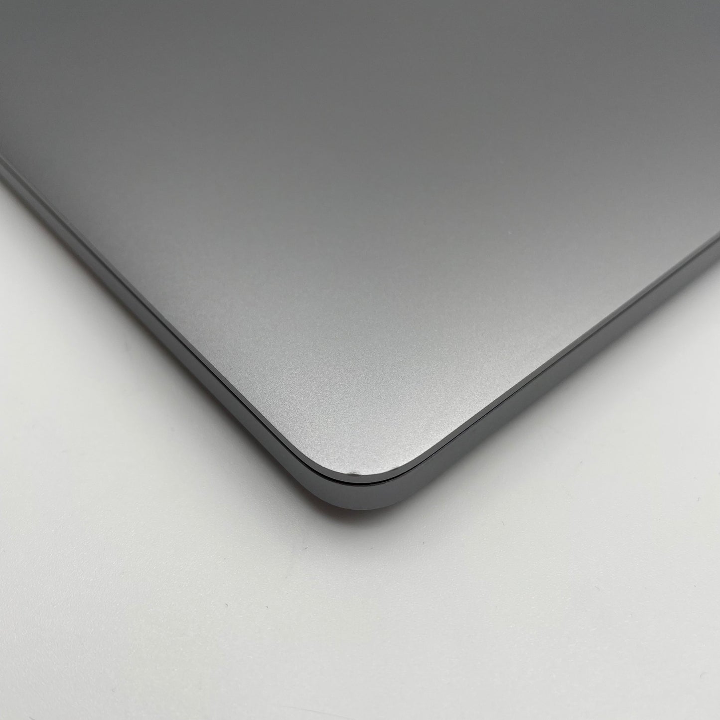 Begagnad MacBook Pro 13" 2022 - M2 - Rymdgrå
