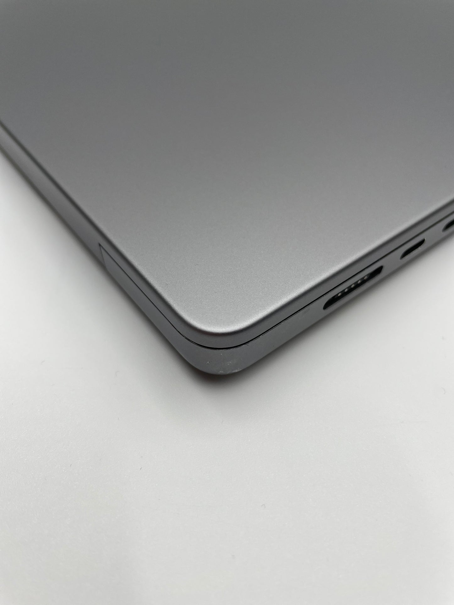 Begagnad MacBook Pro 16" 2021 - M1 Pro - Rymdgrå