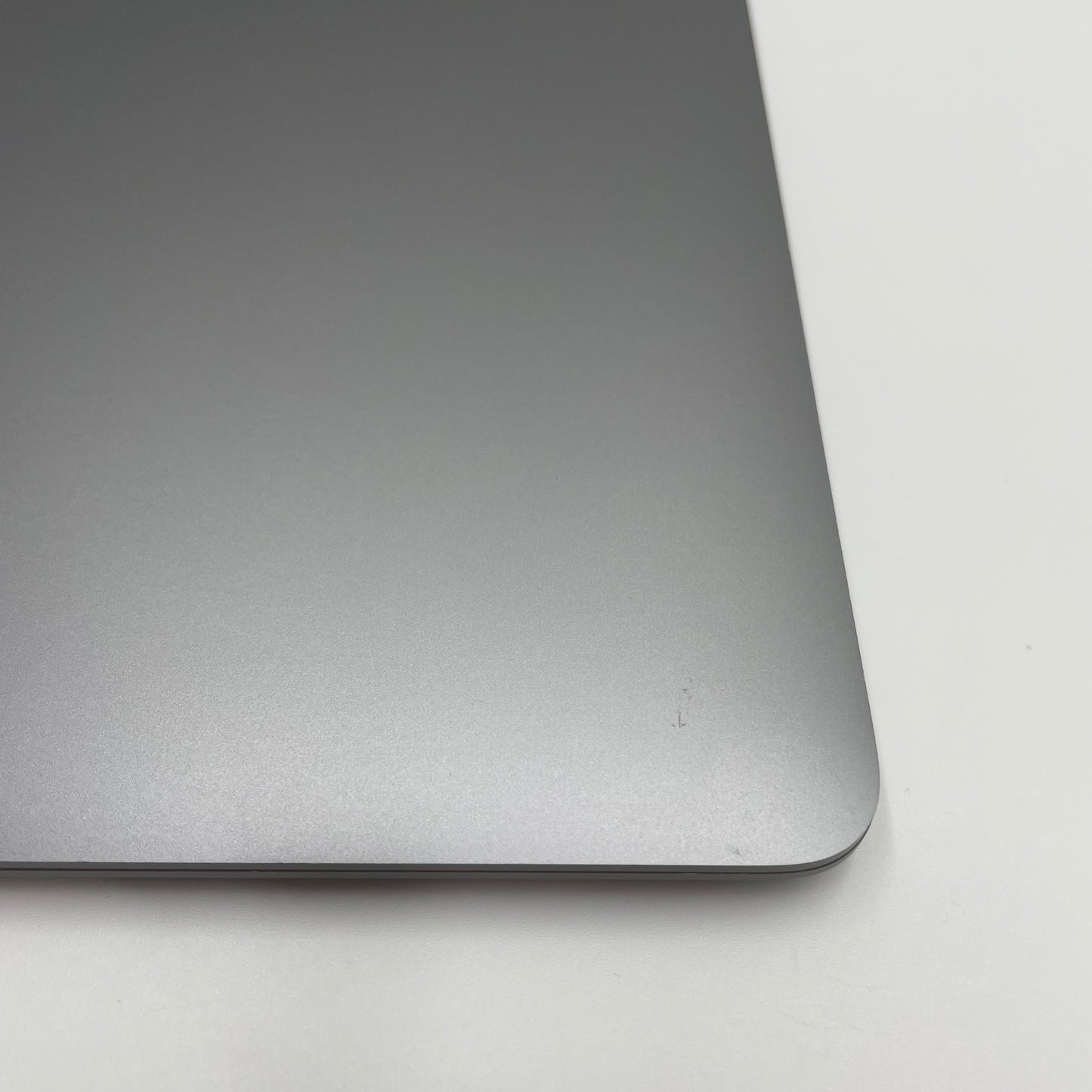 Begagnad MacBook Air 13" 2020 - M1 - Rymdgrå