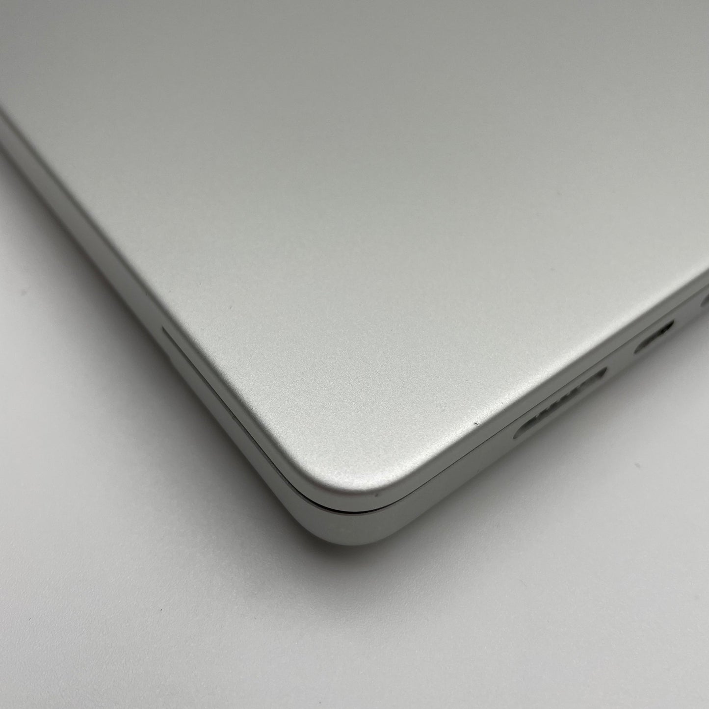 Begagnad MacBook Pro 16" 2021 - M1 Pro - 16GB - 512GB - Rymdgrå