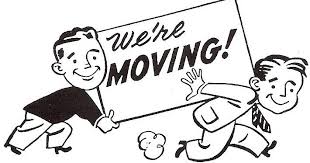 Vi flyttar till nya lokaler den 15 juli, två personer bär skylt med texten 'We’re Moving'.