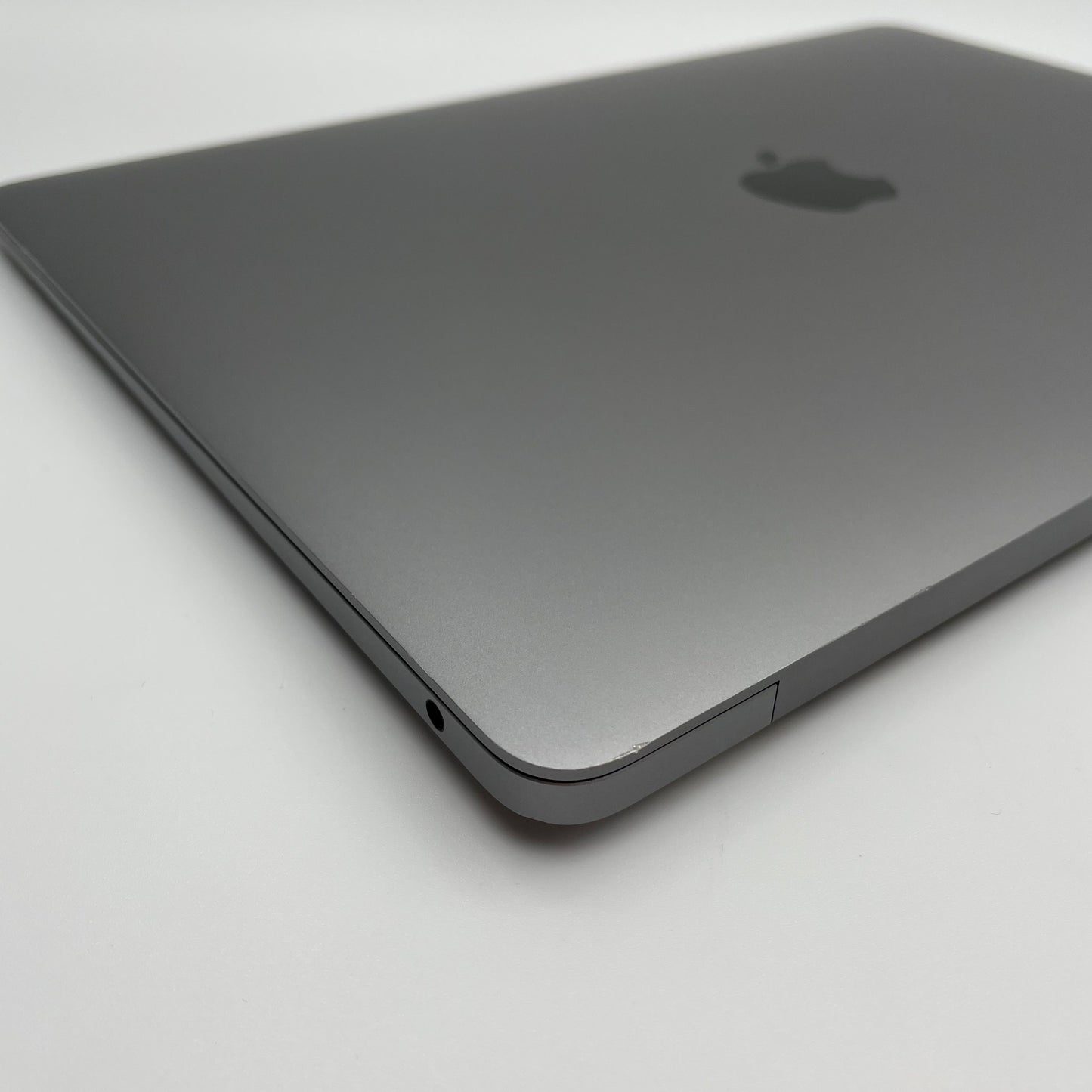 Begagnad MacBook Air 13" 2020 - M1 - Rymdgrå