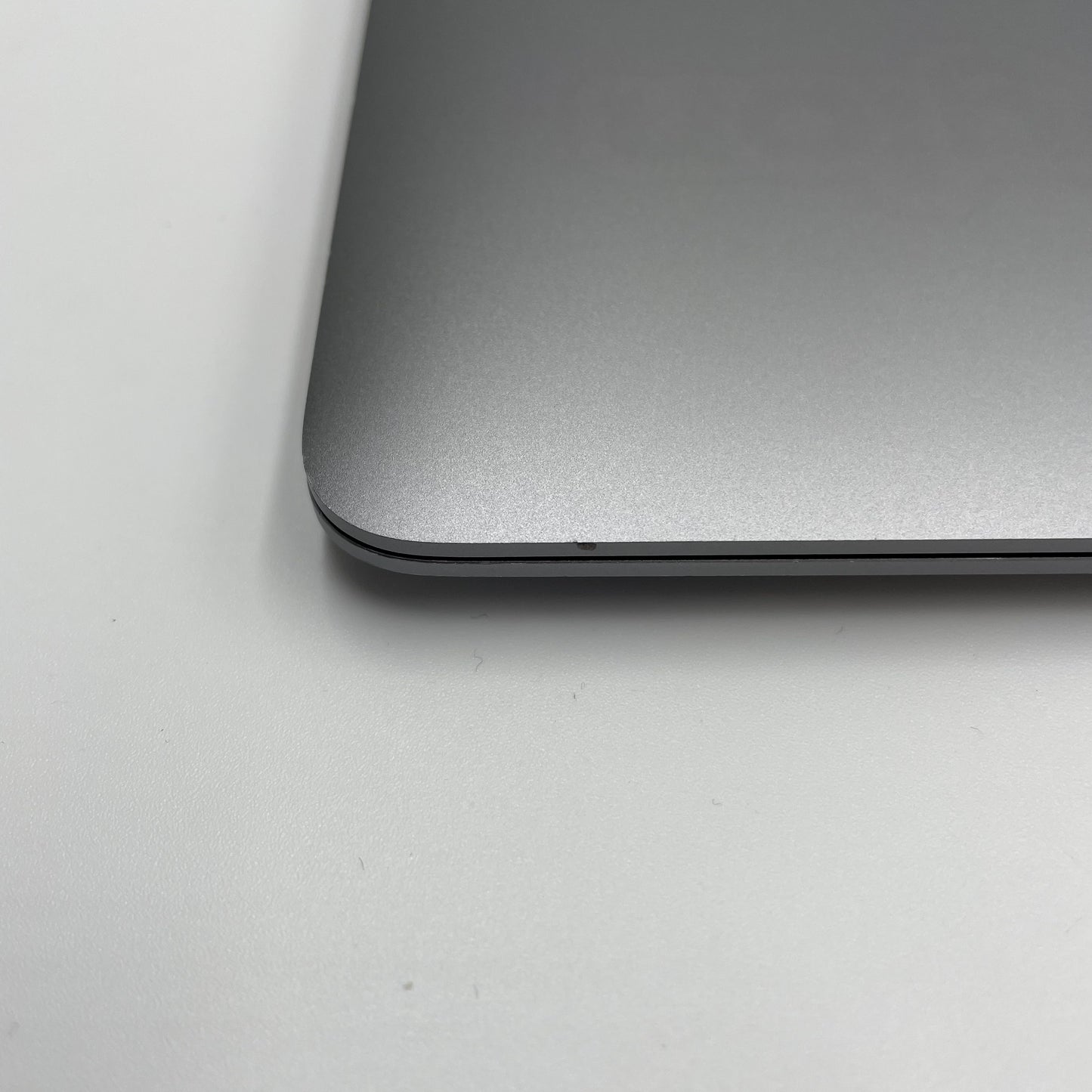 Begagnad MacBook Air 13" 2020 - M1 - Rymdgrå