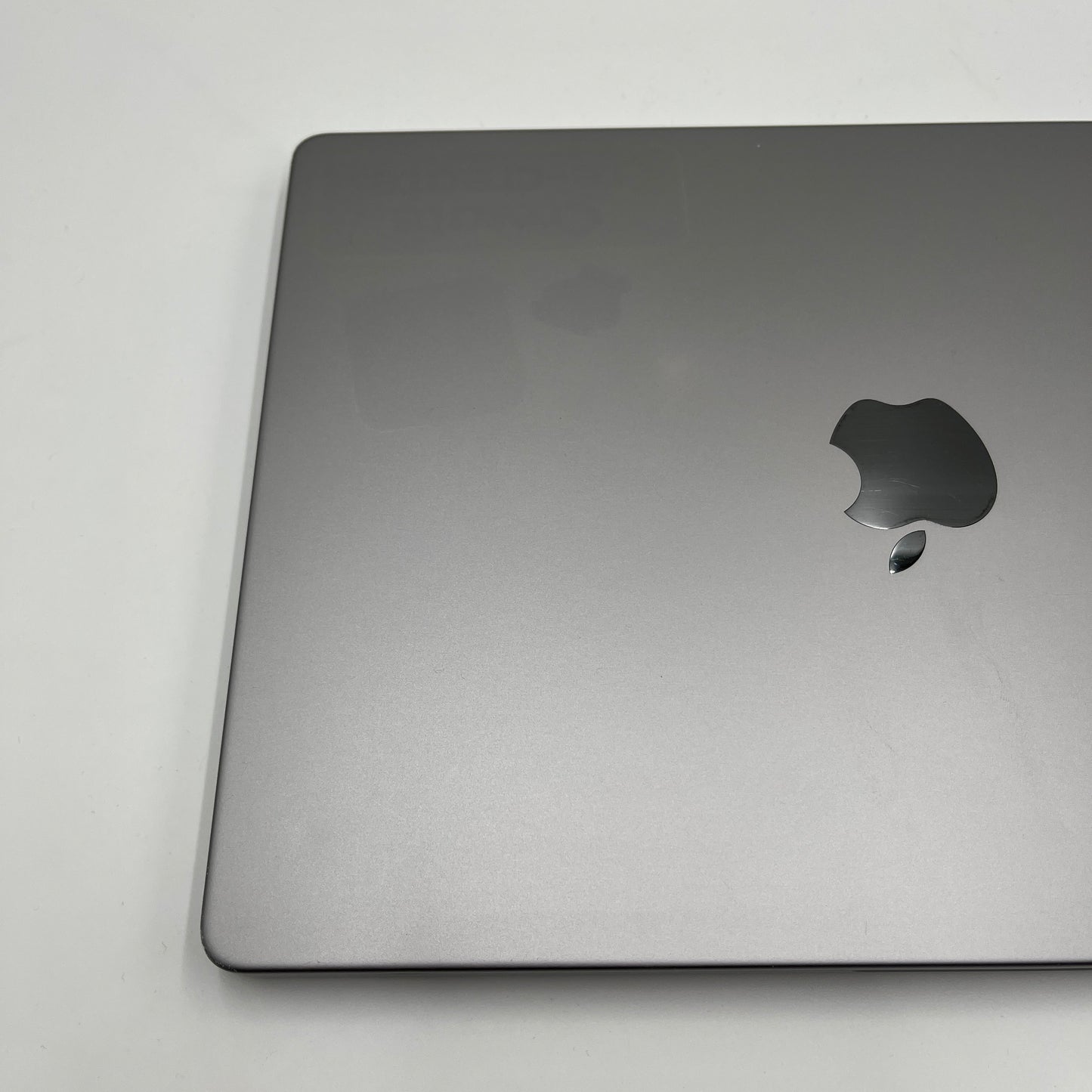 Begagnad MacBook Pro 14" 2021 - M1 Pro - 32GB - 1TB - Rymdgrå