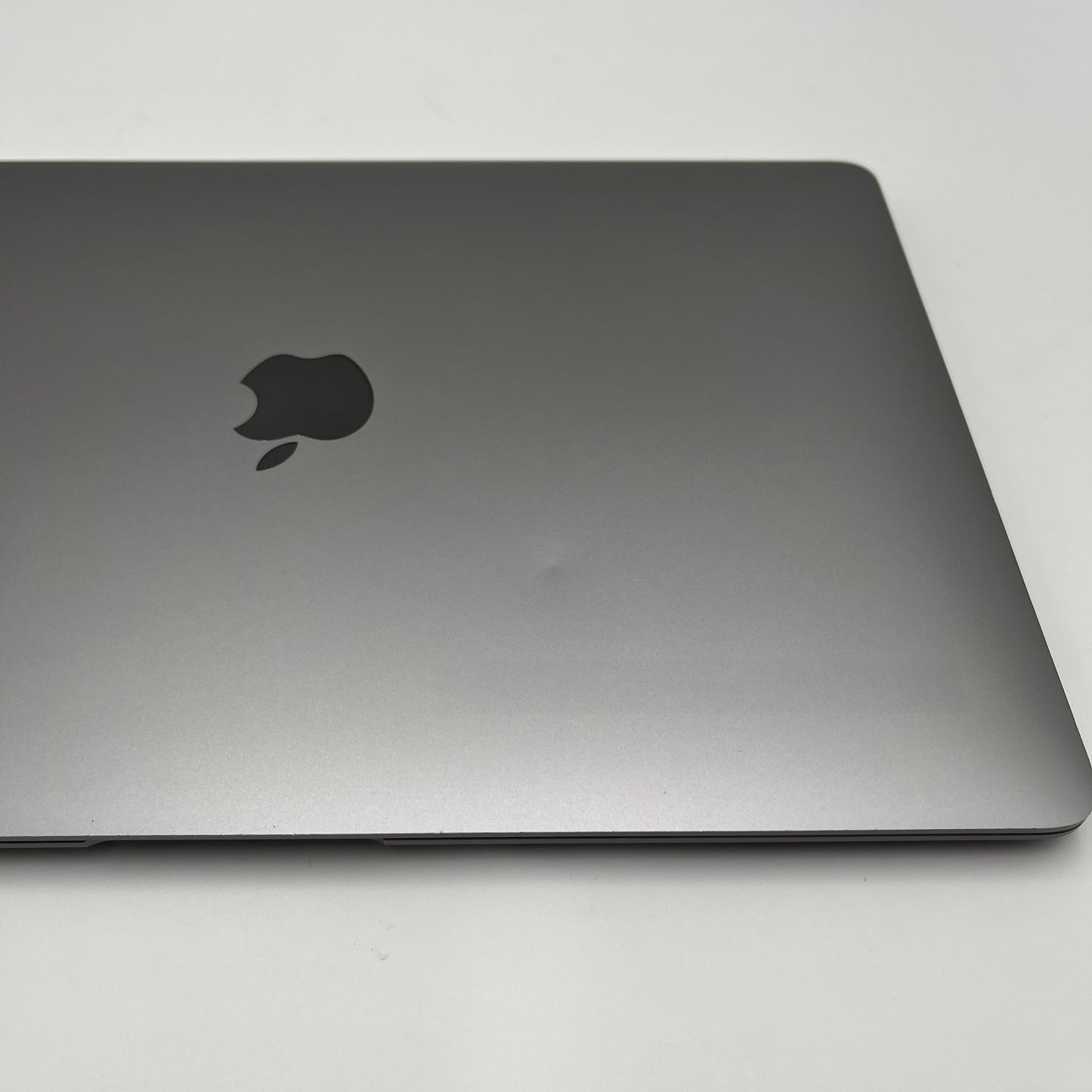 Begagnad MacBook Air 13" 2020 - M1 - 8GB - 256GB - Rymdgrå