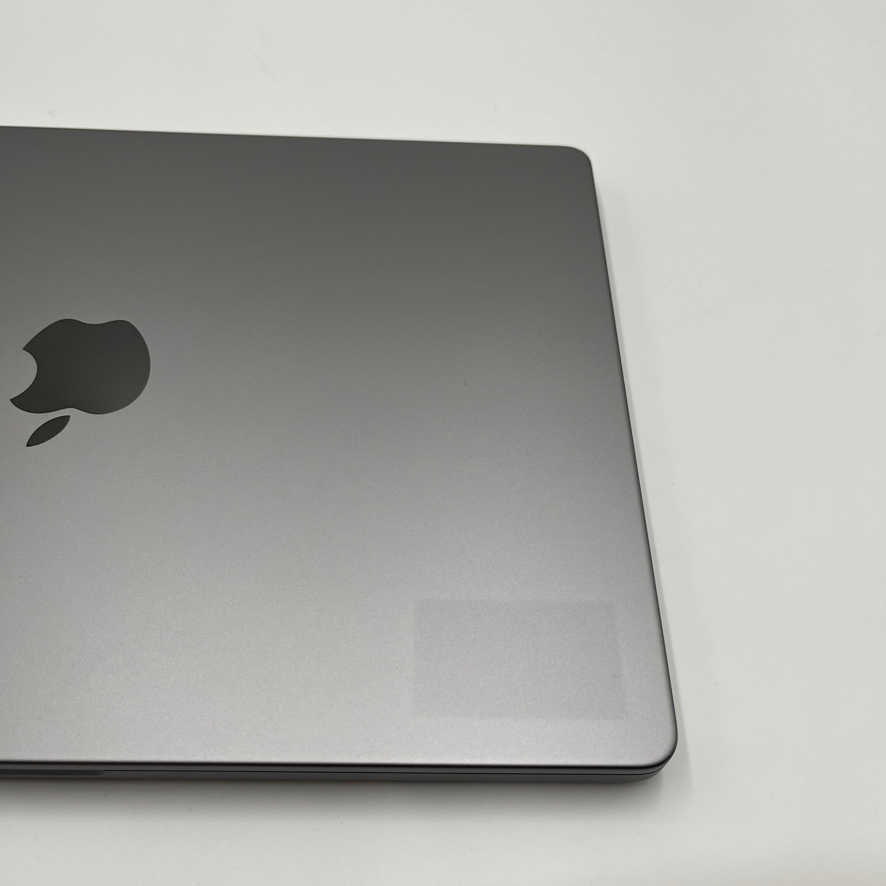 Begagnad MacBook Pro 14" 2021 - M1 Pro - 16GB - 512GB - Rymdgrå