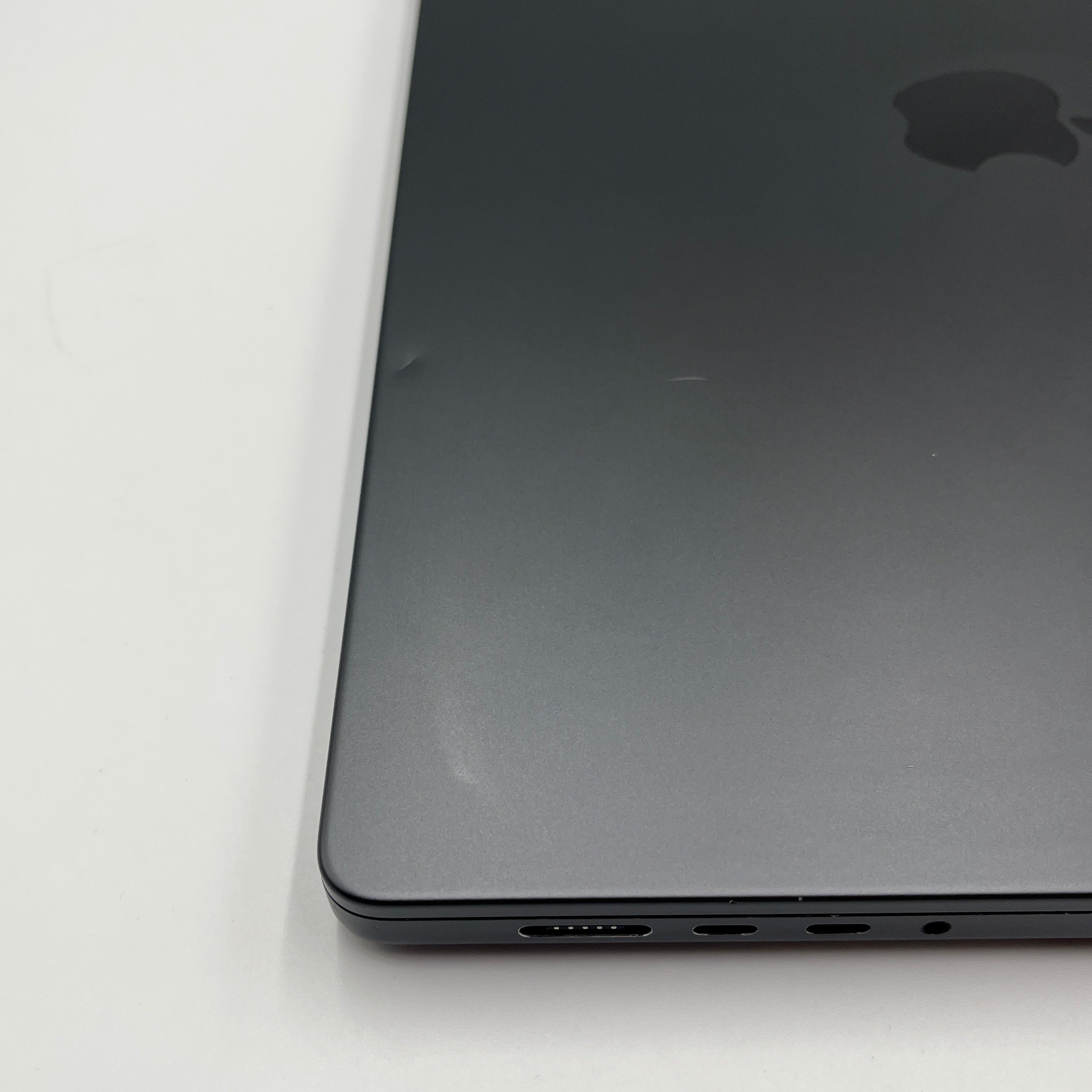Begagnad MacBook Pro 16" 2024 - M4 Pro - 24GB - 512GB - Rymdsvart