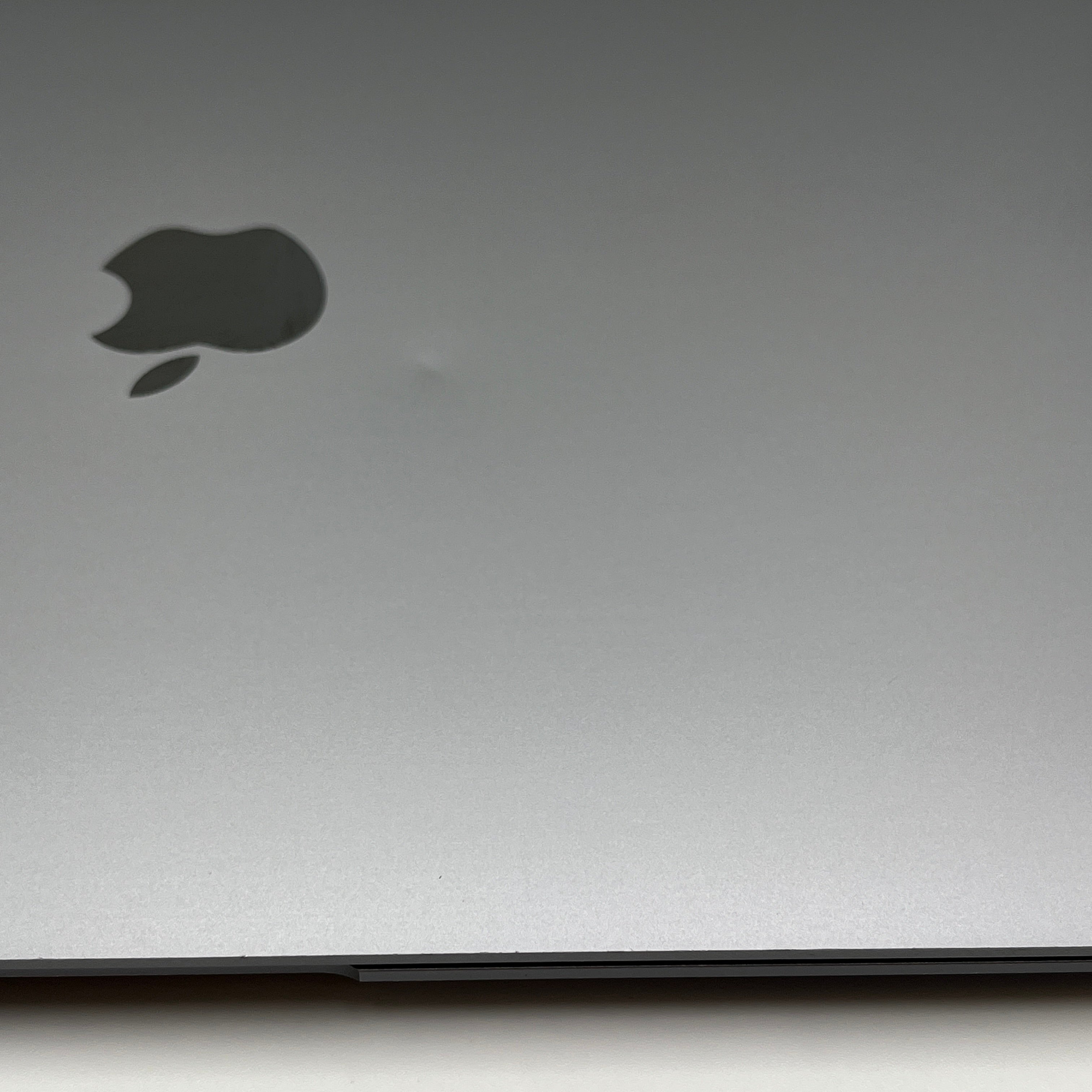 Begagnad MacBook Air 13" 2020 - M1 - 8GB - 256GB - Rymdgrå