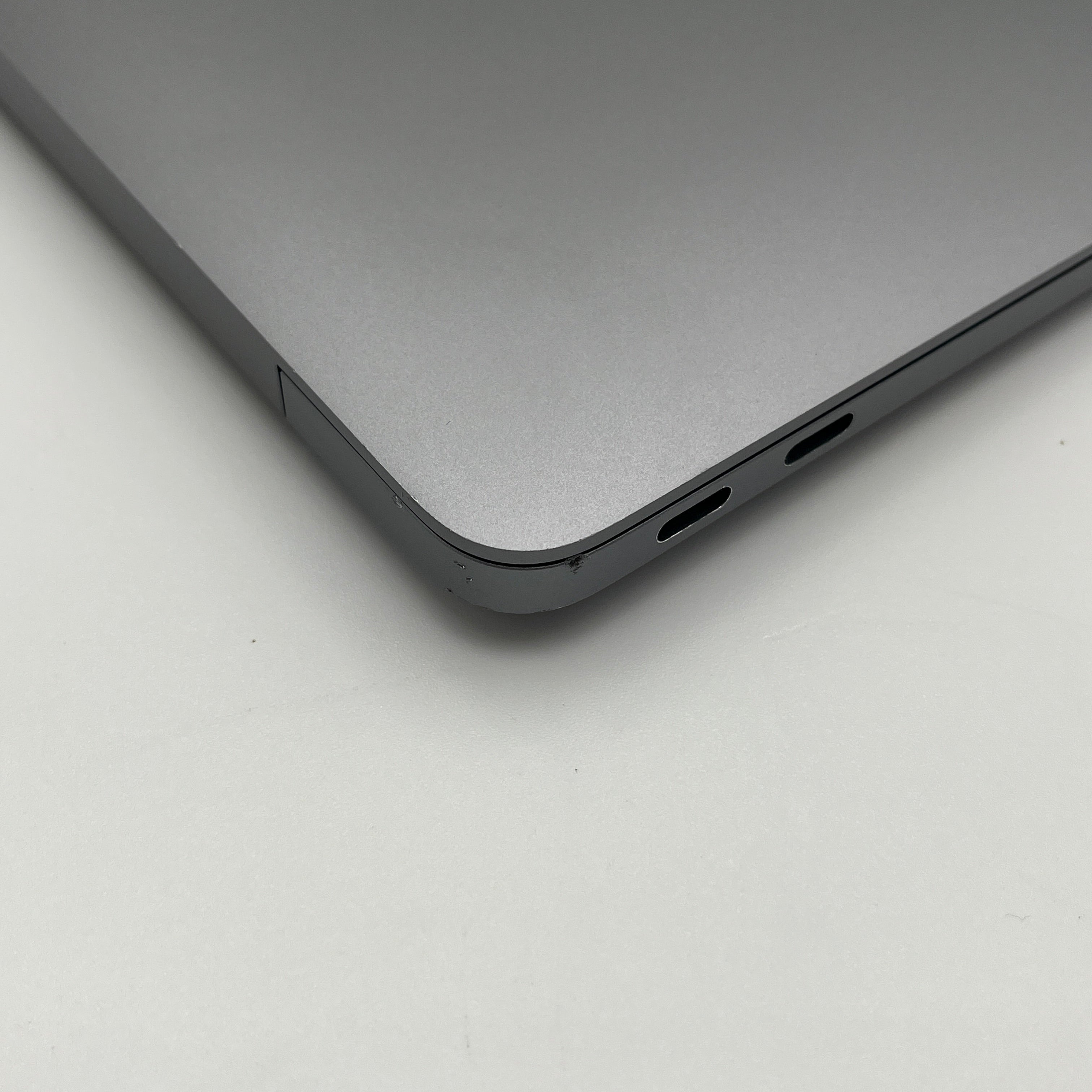 Begagnad MacBook Air 13" 2020 - M1 - 8GB - 256GB - Rymdgrå