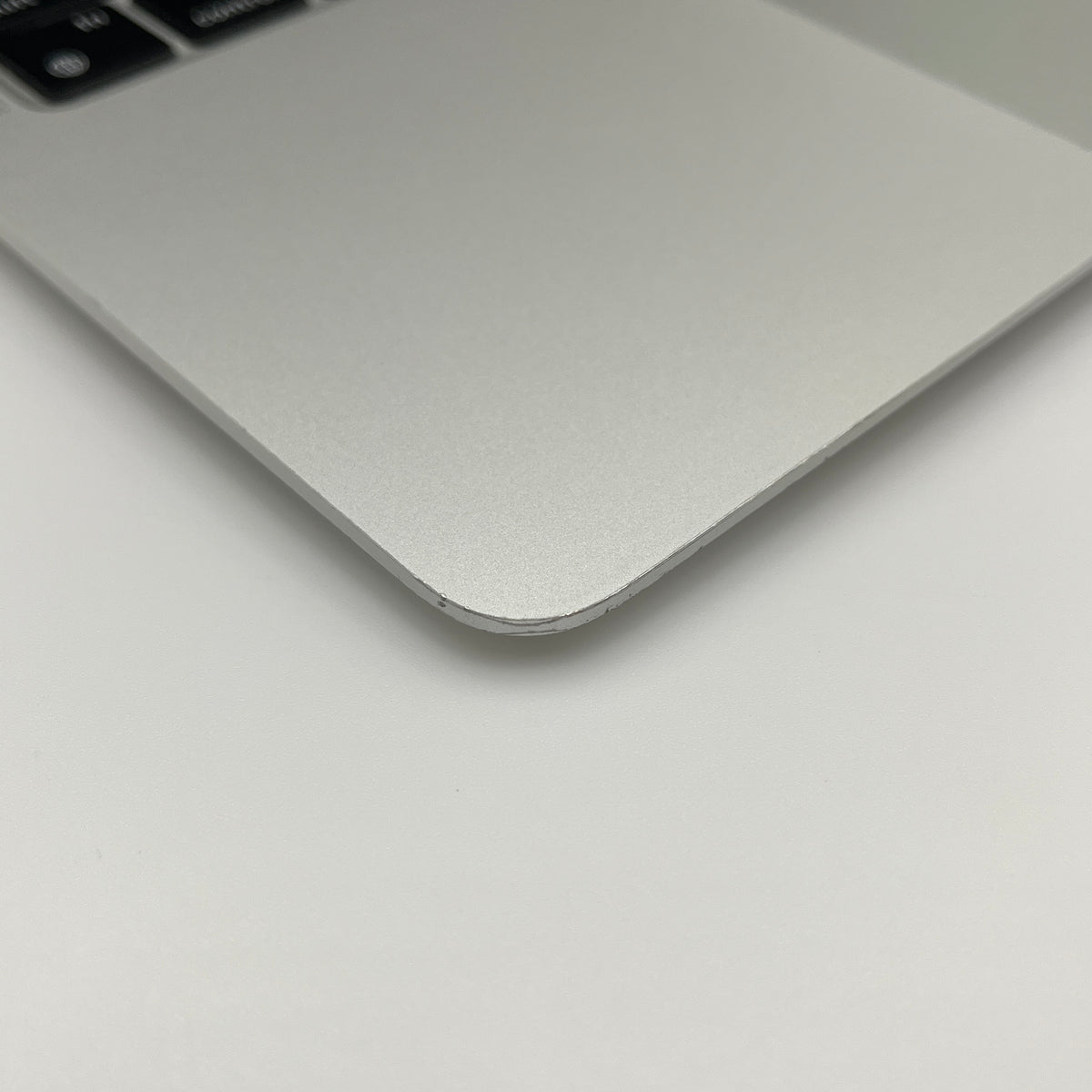 Begagnad MacBook Air 13" M1 2020 - 8GB - 256GB - Rymdgrå - Amerikansk layout