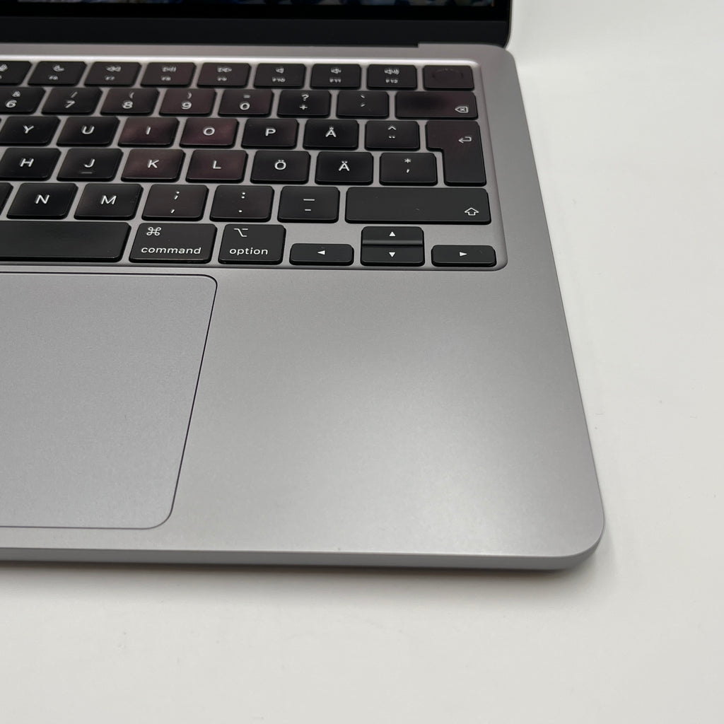 Begagnad MacBook Air 13" 2022 - M2 - 8GB - 256GB - Rymdgrå
